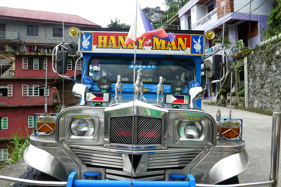 Décorations sur l'avant d'un jeepney