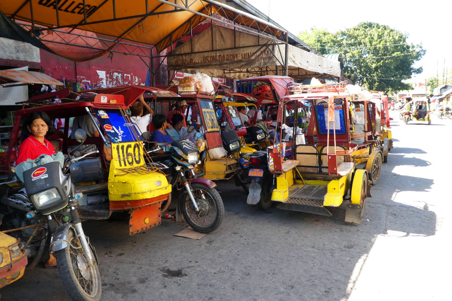 Un terminal de tricycles à Silay