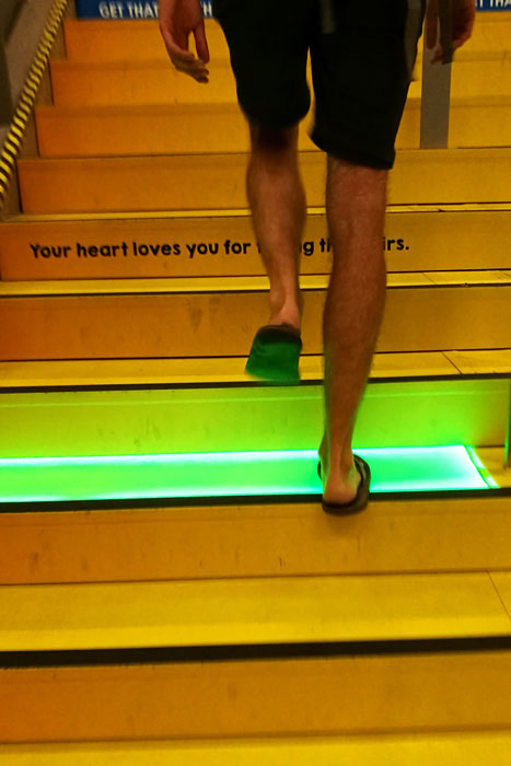 Des escaliers lumineux dans les métros