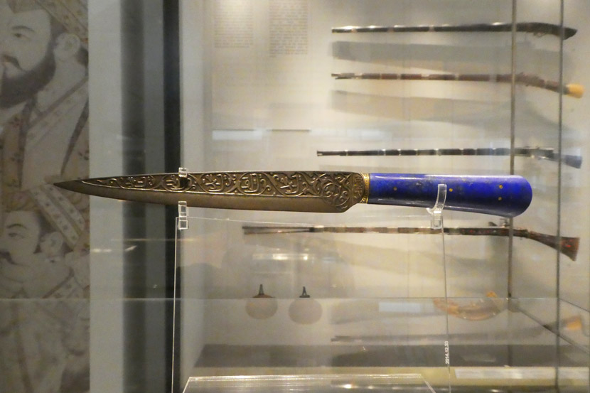Un couteau en lapis lazuli
