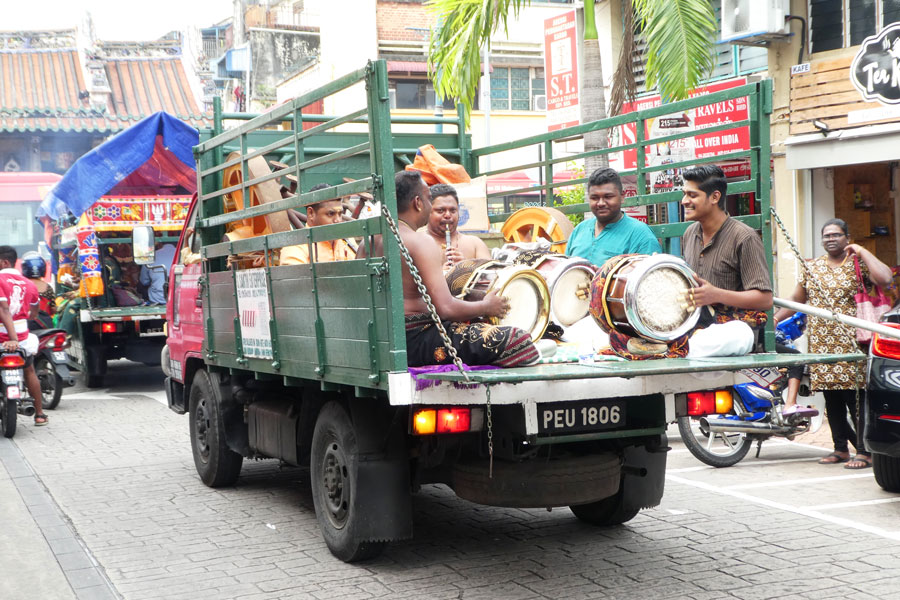 Célébration hindoue, des musiciens