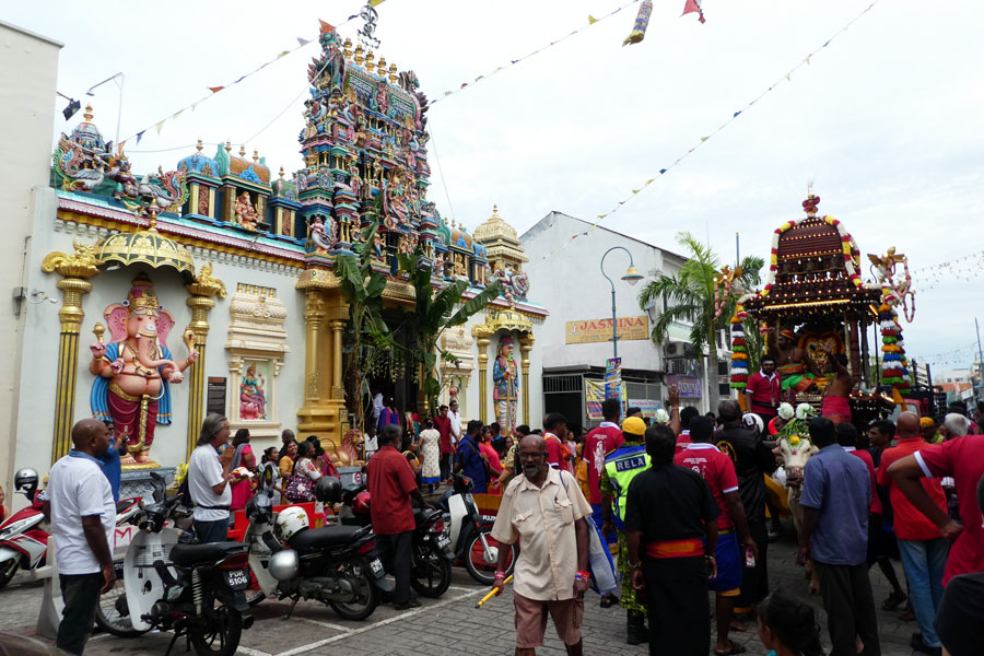 Célébration hindoue face au temple
