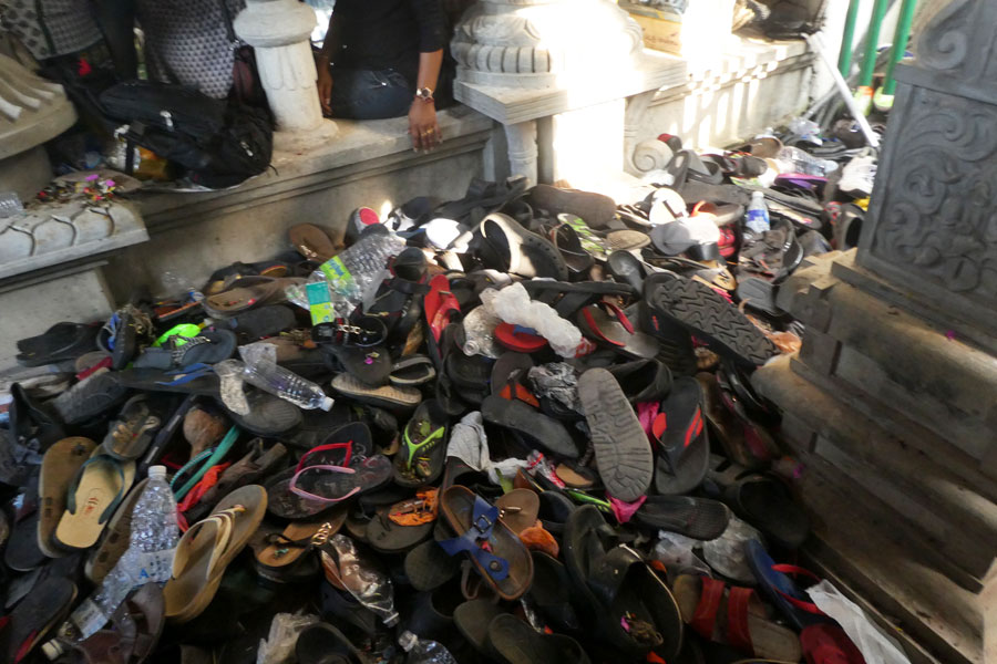 Les pèlerins retirent leurs chaussures pour entrer dans le temple, il ne faut pas espérer les retrouver un jour