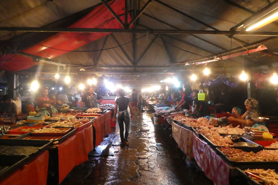 Rayon viande au marché de nuit