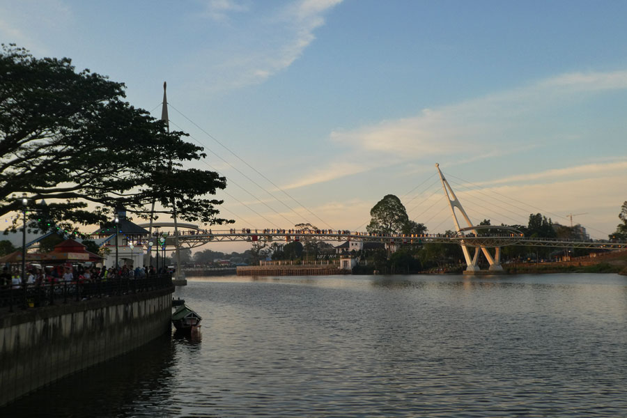 La rive de Kuching avec la nouvelle passerelle