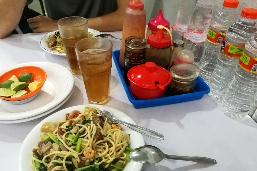 Un table classique en Indonésie/Malaisie: nouilles, thés, sauces