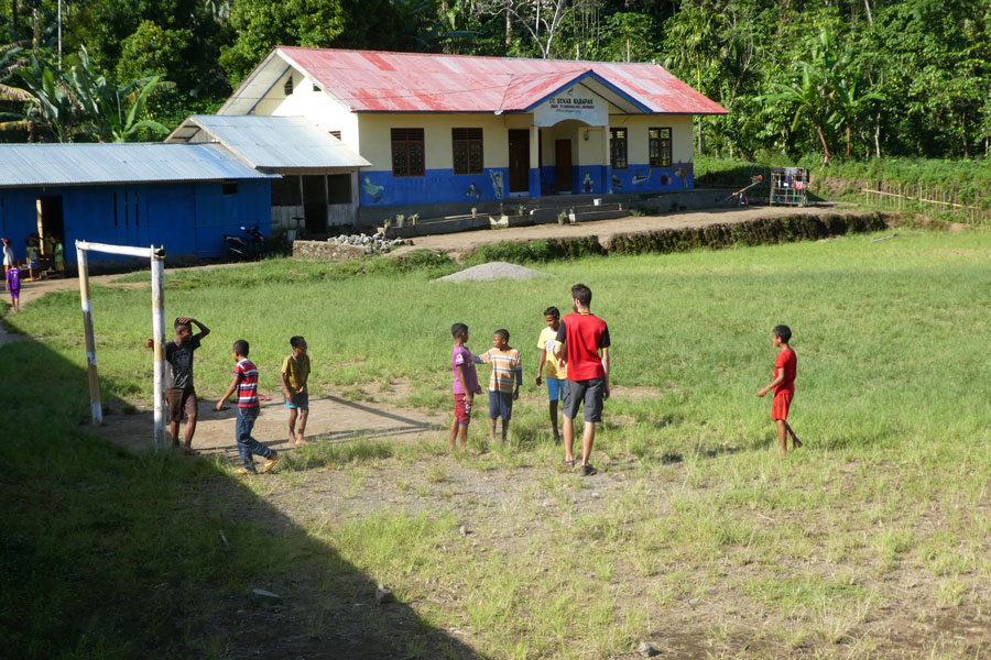 Un petit foot avec les enfants du village