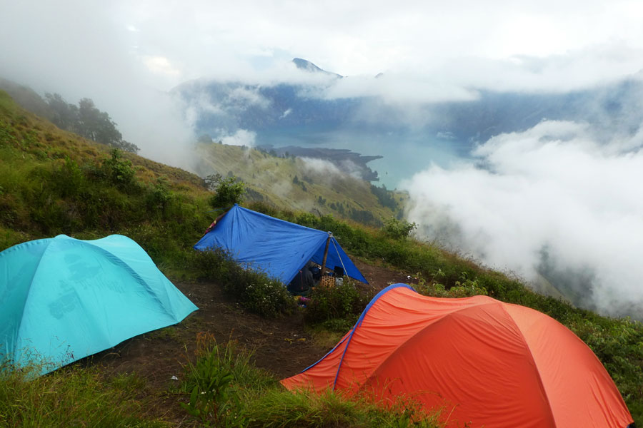 Nos tentes pour la nuit face à la vue du lac où nous irons demain midi