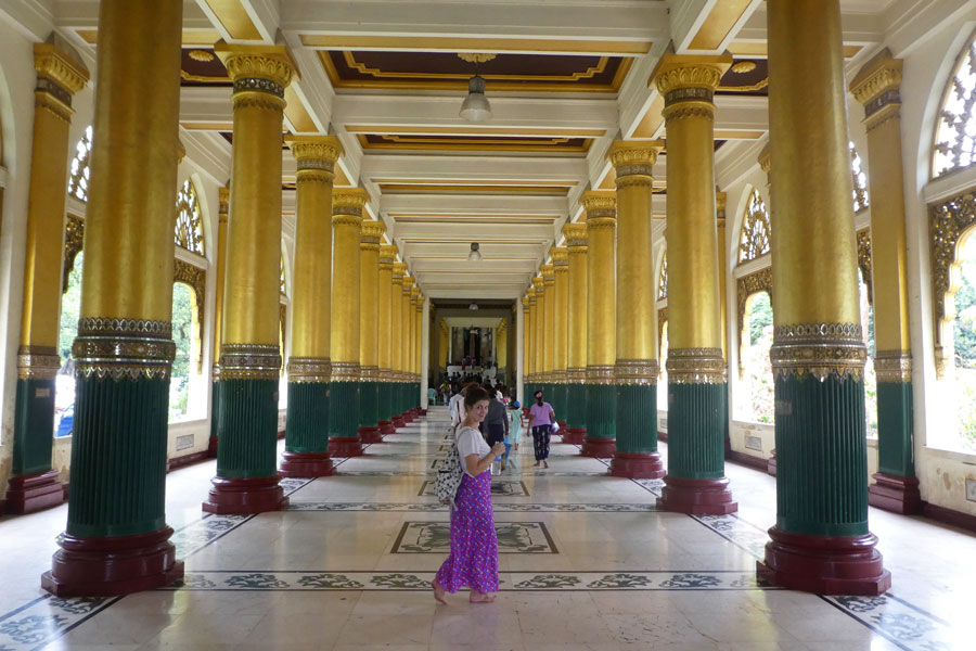 Francé avec un longyi dans le hall de la Paya Shwedagon