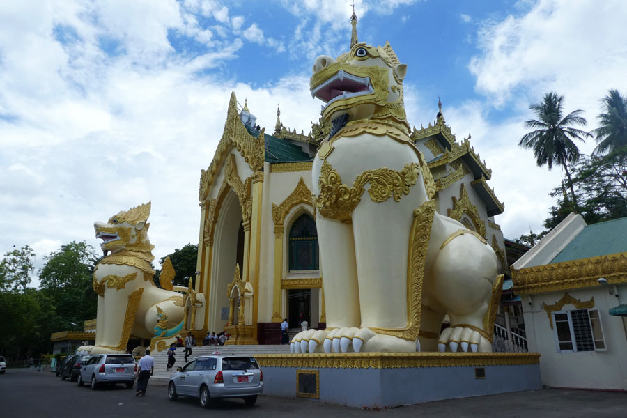 Les gros chiens de l'entrée de la Paya Shwedagon