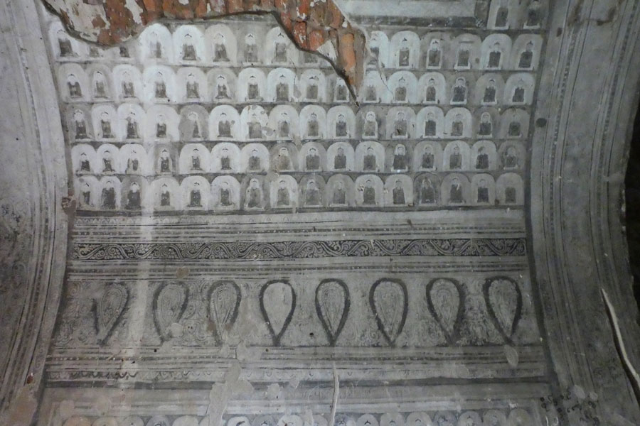 Les vielles fresques dans les couloirs des temples