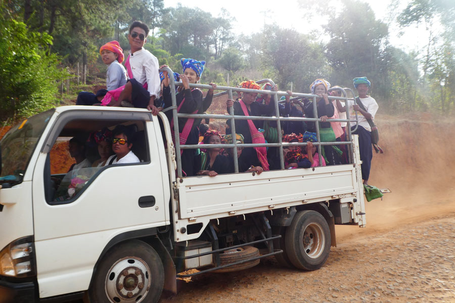 Les villageois se déplacent en camion qui les dépose dans leurs différents champs