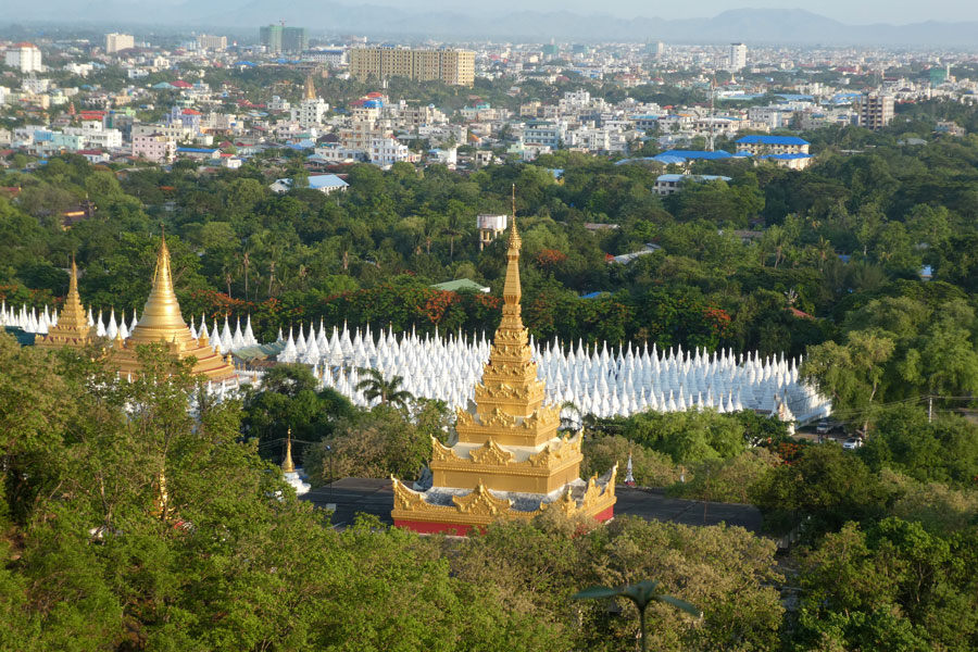 Vue depuis la colline de Mandalay. Dans chaque stupa se cache une partie d'un livre, en les assemblant tous, ça fait le plus grand livre du monde !
