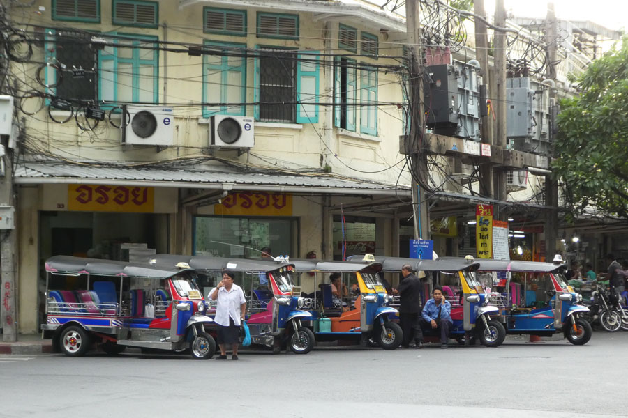 Les tuktuks attendent des clients