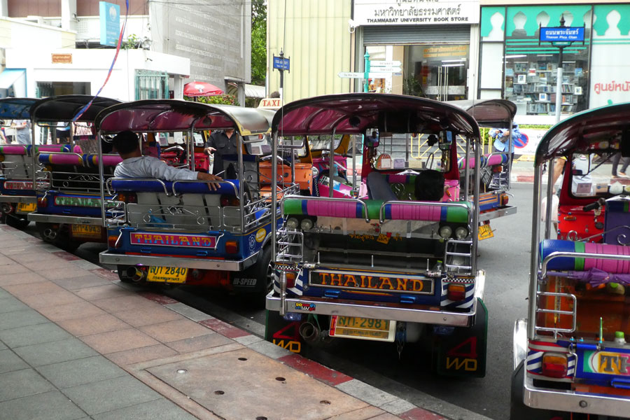 C'est la sieste des conducteurs de tuktuk