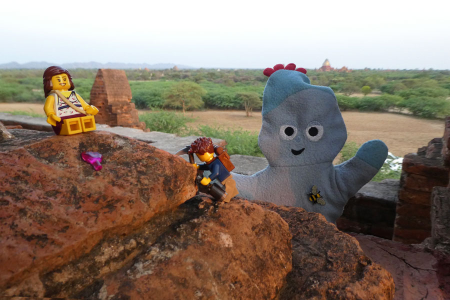 A la poursuite des temples à Bagan avec la mascotte de Wendie :D